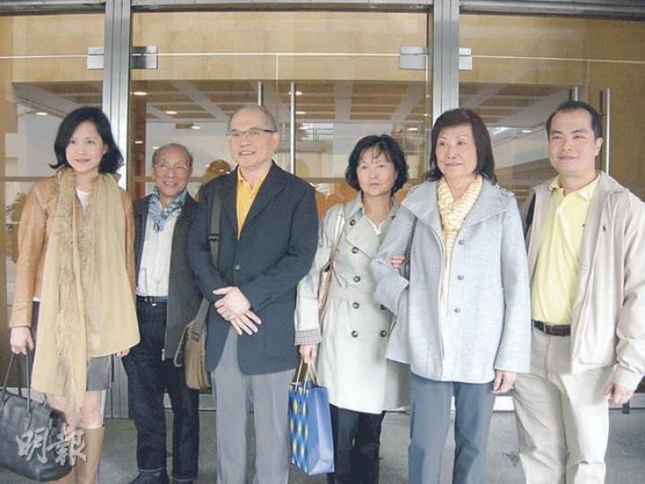 甘琨禮(左三)昨繼續作供,女兒甘蕎因(左一)、兒子甘連宏(右一)及妻子陳怡靜(右三)均有旁聽。其友人(左二)亦到庭支持。(梁珮珊攝) 甘琨禮(左三)昨繼續作供,女兒甘蕎因(左一)、兒子甘連宏(右一)及妻子陳怡靜(右三)均有旁聽。其友人(左二)亦到庭支持。(梁珮珊攝)