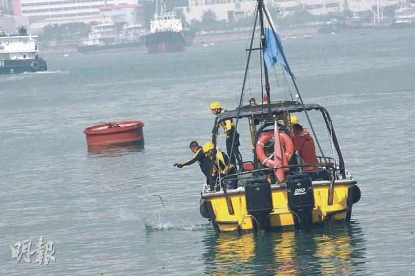 消防蛙人繼續在荃灣海濱花園對開海邊搜索墮海失蹤女護士。(黃雄攝) 失蹤女護士的親友一直在守候,其間各人不禁黯然落淚。(黃雄攝) 消防蛙人繼續在荃灣海濱花園對開海邊搜索墮海失蹤女護士。(黃雄攝) 失蹤女護士的親友一直在守候,其間各人不禁黯然落淚。(黃雄攝)