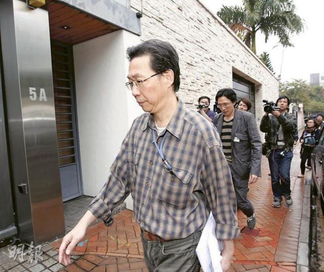 兩名屋宇署職員(圖中前行二人)昨晨到唐英年九龍塘約道5A號大宅欲調查地底僭建物,外傭以唐英年不在為由拒絕開門。兩人唯有留下信件給唐英年,然後沿大宅外圍巡視一圈後離去。(郭慶輝攝) 特首參選人唐英年昨承認處理九龍塘大宅地底有僭建物一事中有疏忽,並有不可推卸的責任,再次向公眾道歉。他說,已委託合資格結構工程師,以便與屋宇署聯繫,盡快處理所有僭建物。(李紹昌攝) 兩名屋宇署職員(圖中前行二人)昨晨到唐英年九龍塘約道5A號大宅欲調查地底僭建物,外傭以唐英年不在為由拒絕開門。兩人唯有留下信件給唐英年,然後沿大宅外圍巡視一圈後離去。(郭慶輝攝) 特首參選人唐英年昨承認處理九龍塘大宅地底有僭建物一事中有疏忽,並有不可推卸的責任,再次向公眾道歉。他說,已委託合資格結構工程師,以便與屋宇署聯繫,盡快處理所有僭建物。(李紹昌攝)
