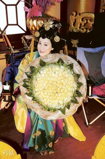 張可頤情人節收99枝玫瑰花，她不肯透露誰是送花人。（攝影/記者﹕魏幼芳、林祖傑）