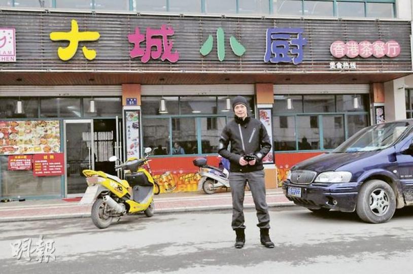 「大城小廚」是橫店市集的著名的食店，亦是港星的聚腳地點。 （攝影/記者﹕魏幼芳、林祖傑） 天華在茶餐廳做大豪客，500蚊埋單有找。（攝影/記者﹕魏幼芳、林祖傑） 謝天華在街上遇到粉絲要求合照，都有求必應。（攝影/記者﹕魏幼芳、林祖傑）
