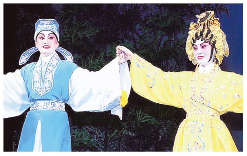 蓋鳴暉（左）與吳美英（右）完成鳴芝聲劇團於新光戲院最後一場演出，盡顯難捨之情。（攝影/記者：劉一立）