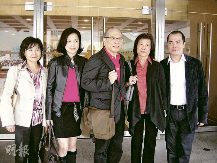 二哥甘琨禮一家連日來穿同色衣服,昨以粉紅色系列示人,他們指要團結一心。左起﹕甘妻陳怡靜、女兒甘蕎因、甘琨禮、胞妹甘美玲和兒子甘連宏。(梁珮珊攝) 二哥甘琨禮一家連日來穿同色衣服,昨以粉紅色系列示人,他們指要團結一心。左起﹕甘妻陳怡靜、女兒甘蕎因、甘琨禮、胞妹甘美玲和兒子甘連宏。(梁珮珊攝)