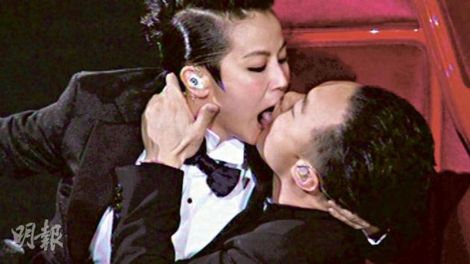 陳奕迅與何韻詩濕吻伸脷令人嘩然，但兩人互推說是對方先伸脷。（攝影﹕鍾偉茵） 陳奕迅肉緊伸手胸襲何韻詩，意識大膽。（攝影﹕鍾偉茵） 何韻詩坐在陳奕迅的大腿上合唱《芳華絕代》，阿詩一邊唱一邊做出不少大膽動作。（攝影﹕鍾偉茵） 陳奕迅突然與何韻詩激吻嚇親女兒康堤（左），老婆徐濠縈與千嬅老公丁子高聚精會神拍照。（攝影﹕鍾偉茵）