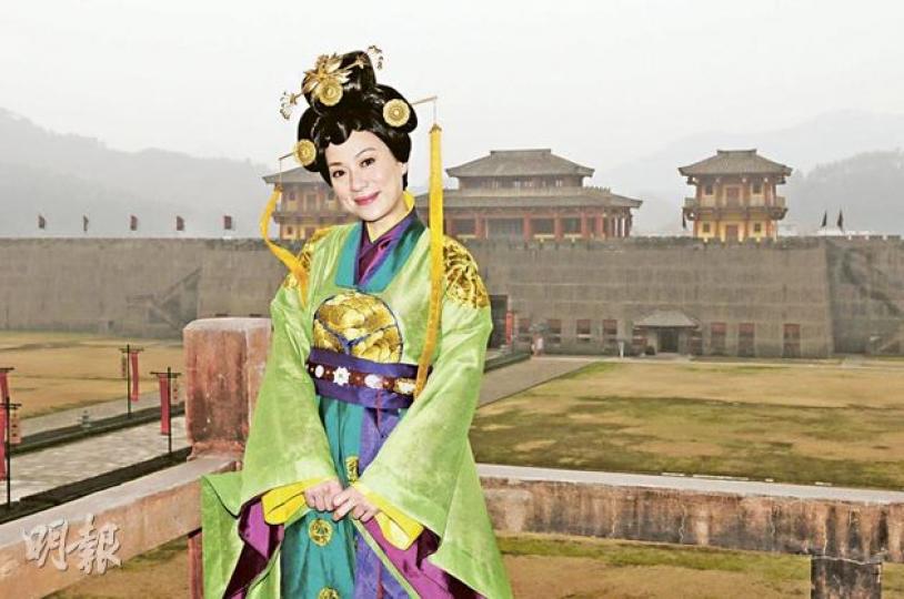 張可頤處身秦王宮內的中和宮城樓拍攝《女相》，整個場景非常宏偉，是在香港無法找到的場景。（攝影/記者﹕魏幼芳、林祖傑） 張可頤坐在電暖爐風扇前取暖，只要坐下就有工作人員為她執妝，完全不擔心自己未夠靚出鏡，其馬騮仔暖手袋更是溫暖。（攝影/記者﹕魏幼芳、林祖傑） 張可頤（左）昨日與劉雪華（右）拍攝一場奔喪戲，兩位好戲之人鬥戲有火花。（攝影/記者﹕魏幼芳、林祖傑）