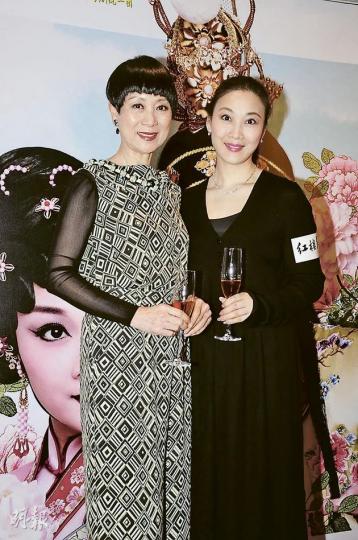 陳寶珠（左）與國家一級演員蔣文端（右）合作演出《紅樓夢》，令戲迷期待。（攝影：黃梓烜） 陳寶珠獲半百粉絲到場吶喊支持，儼如打下強心針。（攝影：黃梓烜）