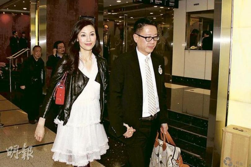 李嘉欣（左）昨日陪老公許晉亨（右）入馬場，但因她身穿鬆身裙，故未能察覺身形有否異樣。（攝影﹕娛樂組）
