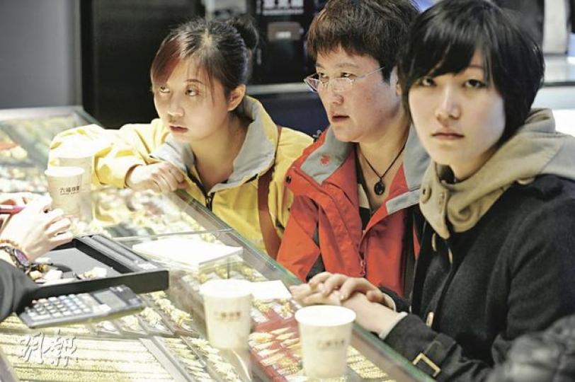 來自大連的準新娘張小姐(右)表示,金飾既好看又保值,如果條件允許,自己會考慮投資黃金,惟目前仍以金飾為主。(何家達攝) 香港人潘小姐表示,相比投資黃金,自己更願意投資內地樓市。(何家達攝) 來自大連的準新娘張小姐(右)表示,金飾既好看又保值,如果條件允許,自己會考慮投資黃金,惟目前仍以金飾為主。(何家達攝) 香港人潘小姐表示,相比投資黃金,自己更願意投資內地樓市。(何家達攝)
