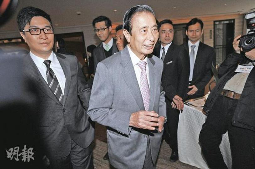 恒地主席李兆基(最前者)昨出席銀團貸款簽約活動時指出,現時樓市仍不是十分爽,與樓市高峰期仍有很大距離。(何家達攝) (明報製圖) 恒地主席李兆基(最前者)昨出席銀團貸款簽約活動時指出,現時樓市仍不是十分爽,與樓市高峰期仍有很大距離。(何家達攝) (明報製圖)