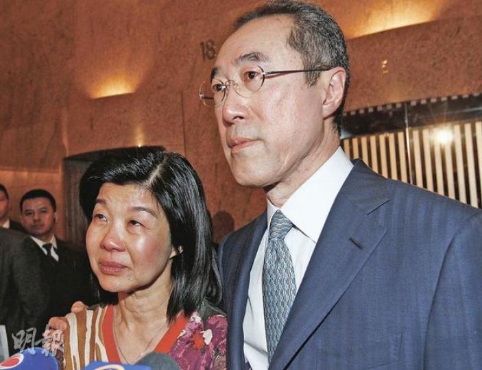 本報本周一揭發唐英年九龍塘大宅違規興建地庫後,唐英年拖了近4天後,昨天表示建地庫是太太郭妤淺(左)的主意,但他會一力承擔。會見記者時,二人神情一度激動,眼眶見淚光。(李紹昌攝) 一向支持唐英年參選的立法會議員林大輝(左一)、林健鋒(左二)和梁君彥(左三)和唐英年競選辦副秘書長劉鳴煒(前右),昨晚和唐英年一同見記者,神情肅穆。(李紹昌攝) 本報本周一揭發唐英年九龍塘大宅違規興建地庫後,唐英年拖了近4天後,昨天表示建地庫是太太郭妤淺(左)的主意,但他會一力承擔。會見記者時,二人神情一度激動,眼眶見淚光。(李紹昌攝) 一向支持唐英年參選的立法會議員林大輝(左一)、林健鋒(左二)和梁君彥(左三)和唐英年競選辦副秘書長劉鳴煒(前右),昨晚和唐英年一同見記者,神情肅穆。(李紹昌攝)