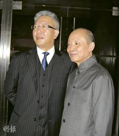 甘健成(右)一方昨傳召萊坊的執行董事陳致馨(左)為專家證人,陳解釋他認為應以市價為鏞記旗下物業估值。(梁珮珊攝) 甘健成(右)一方昨傳召萊坊的執行董事陳致馨(左)為專家證人,陳解釋他認為應以市價為鏞記旗下物業估值。(梁珮珊攝)