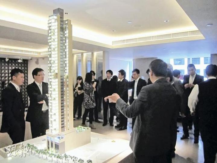 會德豐地產昨日開售西環Lexington Hill共71伙,於不足3小時內全部沽清,發展商認為顯示港島區新樓盤,仍具充裕承接力。 (林可為攝)
會德豐地產昨日開售西環Lexington Hill共71伙,於不足3小時內全部沽清,發展商認為顯示港島區新樓盤,仍具充裕承接力。 (林可為攝)