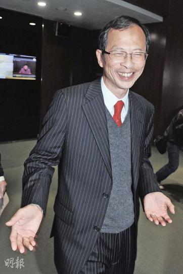 立法會主席曾鈺成昨日突然宣布認真考慮參選特首,透露近日特首選舉形勢出現變化,有些朋友鼓勵他出來參選。(劉焌陶攝) 立法會主席曾鈺成昨日突然宣布認真考慮參選特首,透露近日特首選舉形勢出現變化,有些朋友鼓勵他出來參選。(劉焌陶攝)