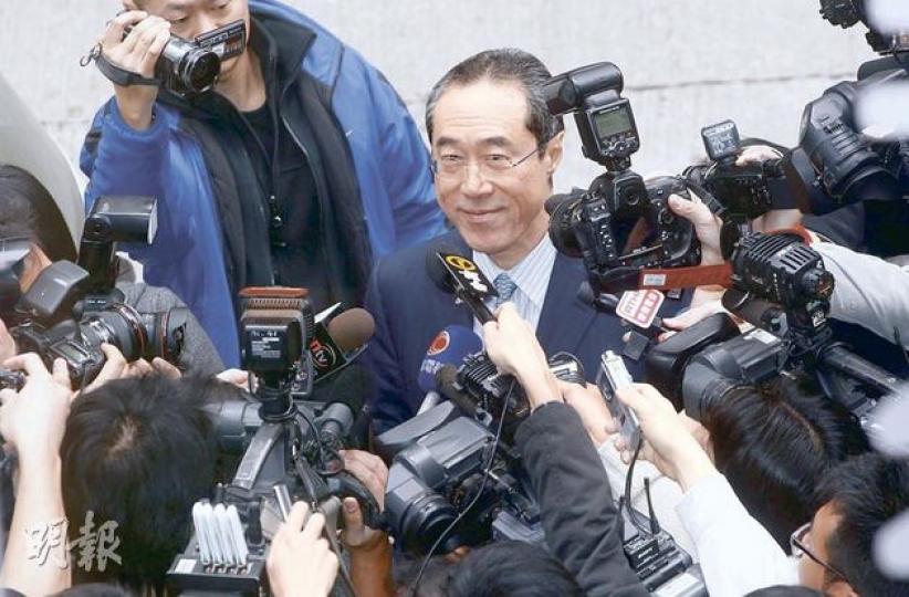 捲入僭建醜聞的特首參選人唐英年(中)昨日出席記者協會特首選舉論壇時,被大批記者包圍追問會否退選,他承認事件對他是有打擊。他說,若在第一天交代清楚的話,「唔會搞到今日咁」。(李紹昌攝) 特首參選人梁振英受西九漏報事件影響,支持度輕微下跌,但仍有49%。(李紹昌攝) 泛民特首參選人何俊仁受惠於唐英年醜聞,支持度上升至10%。(李紹昌攝) 捲入僭建醜聞的特首參選人唐英年(中)昨日出席記者協會特首選舉論壇時,被大批記者包圍追問會否退選,他承認事件對他是有打擊。他說,若在第一天交代清楚的話,「唔會搞到今日咁」。(李紹昌攝) 特首參選人梁振英受西九漏報事件影響,支持度輕微下跌,但仍有49%。(李紹昌攝) 泛民特首參選人何俊仁受惠於唐英年醜聞,支持度上升至10%。(李紹昌攝)