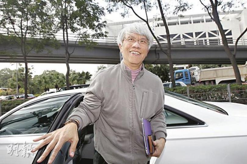 金管局前總裁任志剛(圖)昨日下午約4時到達唐英年競選辦,逗留約一個半小時後會見傳媒,表明仍然支持唐英年,但對唐處理僭建問題不善表示遺憾。(李紹昌攝)
金管局前總裁任志剛(圖)昨日下午約4時到達唐英年競選辦,逗留約一個半小時後會見傳媒,表明仍然支持唐英年,但對唐處理僭建問題不善表示遺憾。(李紹昌攝)