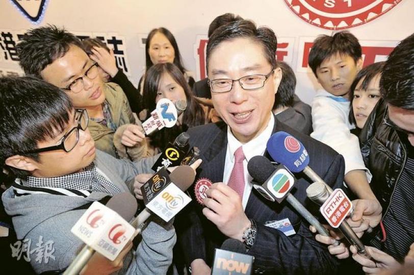 唐英年弟弟唐慶年(中)出席公開活動時被大批傳媒追訪,被問到唐英年就九龍塘大宅僭建的解釋是否找藉口,唐慶年認為各人有不同看法,對唐英年參選特首仍有信心。(尹錦恩攝) 唐英年弟弟唐慶年(中)出席公開活動時被大批傳媒追訪,被問到唐英年就九龍塘大宅僭建的解釋是否找藉口,唐慶年認為各人有不同看法,對唐英年參選特首仍有信心。(尹錦恩攝)
