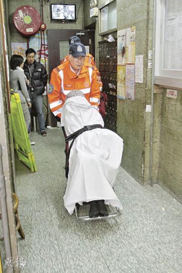 不幸被劫的王姓鳳姐(41歲),遭賊人以硬物襲擊受傷,由救護員送院救治。(蔡方山攝) 不幸被劫的王姓鳳姐(41歲),遭賊人以硬物襲擊受傷,由救護員送院救治。(蔡方山攝)