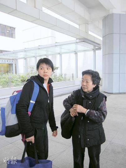 戲院里77歲女小販郭志賢(右)及女兒李慧寧(左) 昨經多番商量後,同意暫時遷離大廈旁,但強調會爭取在大廈重建後返回現址繼續經營。(黃景怡攝)
戲院里77歲女小販郭志賢(右)及女兒李慧寧(左) 昨經多番商量後,同意暫時遷離大廈旁,但強調會爭取在大廈重建後返回現址繼續經營。(黃景怡攝)