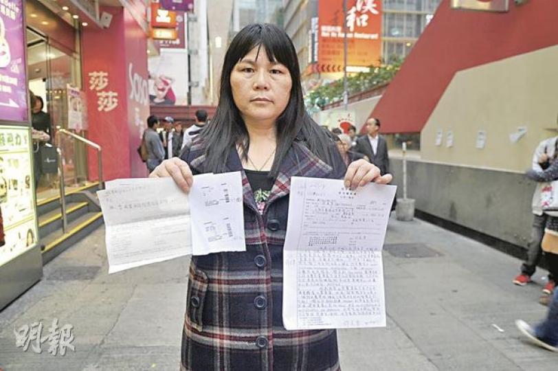 邵小姐稱於本港機場遺失一件內有15公斤黃金的行李,因肯亞航空未能交代在何處遺失,故未能向保險公司索償。邵小姐多次向航空公司查詢無果,為此滯留香港多日,甚感徬徨。(楊嘉欣攝) 邵小姐稱於本港機場遺失一件內有15公斤黃金的行李,因肯亞航空未能交代在何處遺失,故未能向保險公司索償。邵小姐多次向航空公司查詢無果,為此滯留香港多日,甚感徬徨。(楊嘉欣攝)