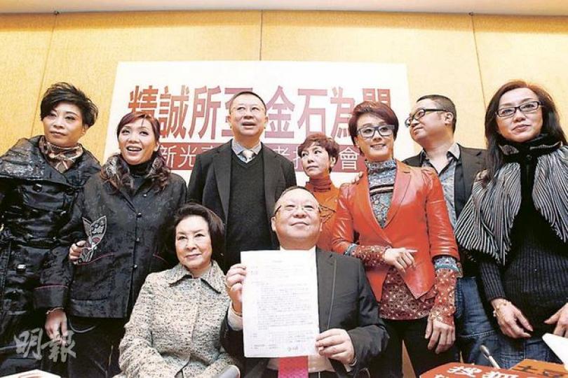不少市民趕在新光結業前到來拍照,得悉戲院得以繼續經營,紛紛表示驚喜。(李紹昌攝)
不少市民趕在新光結業前到來拍照,得悉戲院得以繼續經營,紛紛表示驚喜。(李紹昌攝)