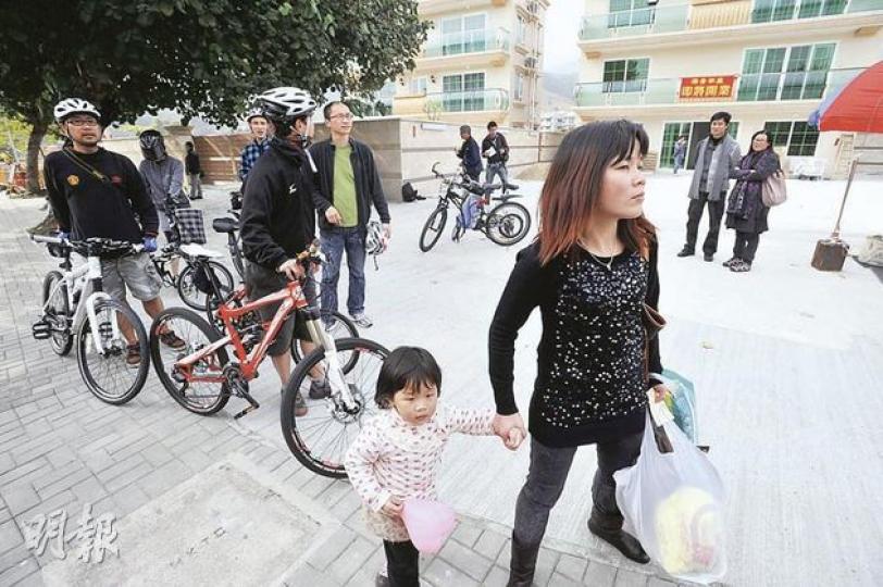 58歲原居民藍先生表示會自資平整停車場及美化部分海濱,讓多些市民了解沙頭角,圖後建築物建於1928,是丘姓原居民的物業。(尹錦恩攝)
58歲原居民藍先生表示會自資平整停車場及美化部分海濱,讓多些市民了解沙頭角,圖後建築物建於1928,是丘姓原居民的物業。(尹錦恩攝)