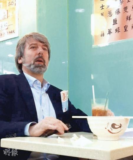 在港教授英語的Jack(右)與來港旅遊的母親Penny(左),投訴圖中位於佐敦白加士街的美新茶餐廳收費不公。(劉焌陶攝)
在港教授英語的Jack(右)與來港旅遊的母親Penny(左),投訴圖中位於佐敦白加士街的美新茶餐廳收費不公。(劉焌陶攝)