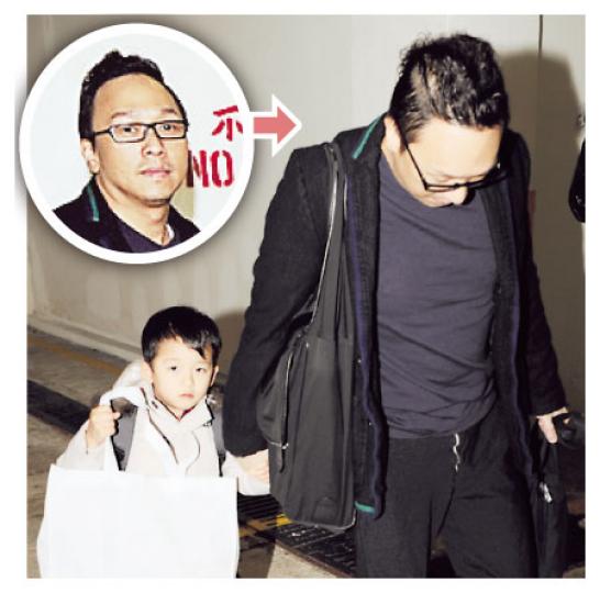 黃家強探妻心切，落車後便拖着兒子疾走。（攝影/記者：鍾偉茵）
