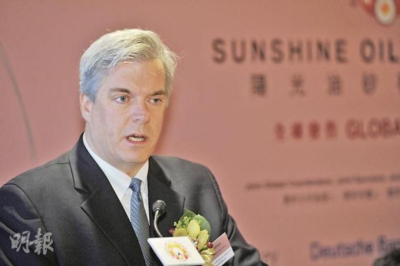 本港油砂第一股陽光油砂今天招股,公司行政總裁John Zahary昨天表示,公司是一個值得等待的故事,未來幾年內將有許多里程碑出現。(尹錦恩攝)
本港油砂第一股陽光油砂今天招股,公司行政總裁John Zahary昨天表示,公司是一個值得等待的故事,未來幾年內將有許多里程碑出現。(尹錦恩攝)