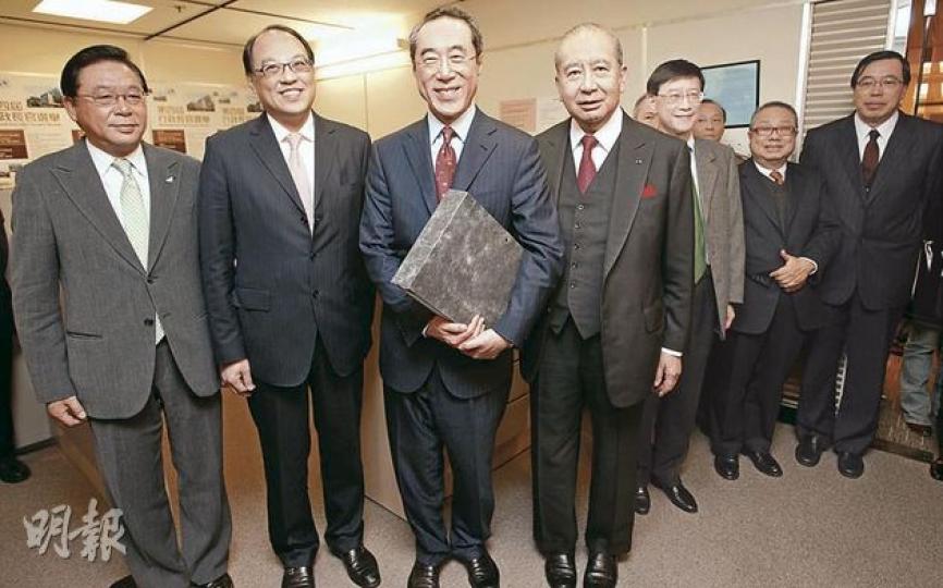 唐英年(左三)昨日手持379個選委提名,到選舉事務處報名參選特首,支持者包括香港總商會林健鋒(左一)、廠商會林大輝(左二)、競選辦主席李國寶(左四)、全國政協常委陳永棋(右二)、工業總會梁君彥(右一)等全程陪伴在側,他們全部有份提名唐英年。(林振東攝) 社民連曾健成(左)及梁國雄(右),分別戴上豬狼面具,諷刺唐英年及梁振英參與「豬狗不如」的小圈子選舉。(尹錦恩攝) 特首候選人唐英年(右一)昨偕妻子郭妤淺(左二)及長子唐嘉盛(左一)宣讀參選聲明,承認自己過去未有妥善處理感情或僭建風波,他會一力承擔 唐英年(左三)昨日手持379個選委提名,到選舉事務處報名參選特首,支持者包括香港總商會林健鋒(左一)、廠商會林大輝(左二)、競選辦主席李國寶(左四)、全國政協常委陳永棋(右二)、工業總會梁君彥(右一)等全程陪伴在側,他們全部有份提名唐英年。(林振東攝) 社民連曾健成(左)及梁國雄(右),分別戴上豬狼面具,諷刺唐英年及梁振英參與「豬狗不如」的小圈子選舉。(尹錦恩攝) 特首候選人唐英年(右一)昨偕妻子郭妤淺(左二)及長子唐嘉盛(左一)宣讀參選聲明,承認自己過去未有妥善處理感情或僭建風波,他會一力承擔