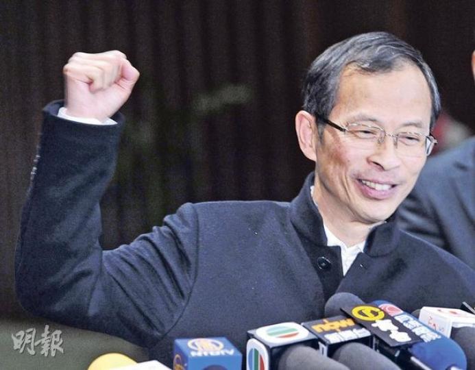 立法會主席曾鈺成說,仍要梳理個人想法,同時開始爭取未有提名傾向的選委支持,下周初會決定是否參選特首。被問及他「振臂一呼」就可以得到眾多民建聯及工聯會選委支持,他笑言﹕「希望啦,但我不是振臂呼得幾大聲了吧!」(尹錦恩攝) 立法會主席曾鈺成說,仍要梳理個人想法,同時開始爭取未有提名傾向的選委支持,下周初會決定是否參選特首。被問及他「振臂一呼」就可以得到眾多民建聯及工聯會選委支持,他笑言﹕「希望啦,但我不是振臂呼得幾大聲了吧!」(尹錦恩攝)