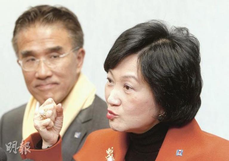 新民黨主席葉劉淑儀(右)昨晚宣布參選特首,形容是看到唐英年在廣泛反對下報名參選,故決定站出來讓港人有多一個選擇,但她承認要取得足夠提名有困難,呼籲選委支持。左為副主席田北辰。(林振東攝) 新民黨主席葉劉淑儀(右)昨晚宣布參選特首,形容是看到唐英年在廣泛反對下報名參選,故決定站出來讓港人有多一個選擇,但她承認要取得足夠提名有困難,呼籲選委支持。左為副主席田北辰。(林振東攝)