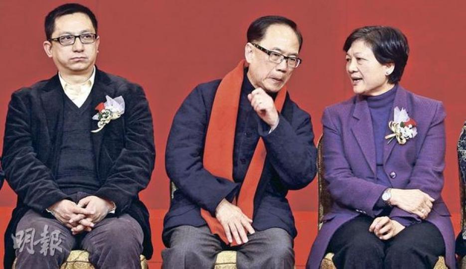 特首曾蔭權(中)昨出席勞工界新春酒會,對於是否曾到澳門等提問,他並沒有回應。圖右為勞聯立法會議員李鳳英。(林振東攝) 特首曾蔭權(中)昨出席勞工界新春酒會,對於是否曾到澳門等提問,他並沒有回應。圖右為勞聯立法會議員李鳳英。(林振東攝)