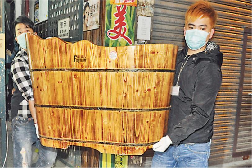 警方在旺角搗破一個以美容中心為名的賣淫場所,拘捕5名女子,並檢走大木桶等證物。(衛永康攝) 警方在旺角搗破一個以美容中心為名的賣淫場所,拘捕5名女子,並檢走大木桶等證物。(衛永康攝)