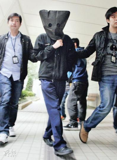 警方將涉案被捕的13歲男童,黑布蒙頭押返寓所搜查。(雲錦鋒攝) 行動中,探員檢走被捕少年的手提電腦及T恤等證物帶署調查。(雲錦鋒攝) 警方將涉案被捕的13歲男童,黑布蒙頭押返寓所搜查。(雲錦鋒攝) 行動中,探員檢走被捕少年的手提電腦及T恤等證物帶署調查。(雲錦鋒攝)