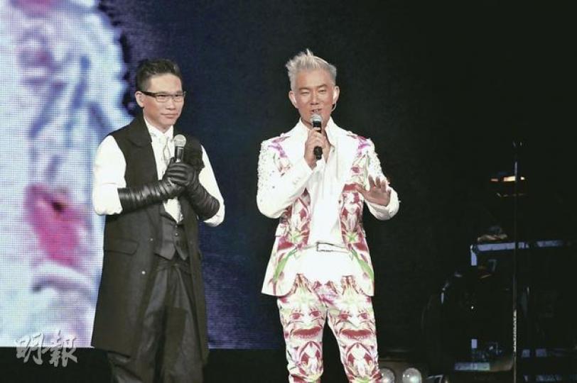 蘇永康（左）擔任表演嘉賓，跟小齊（右）大談特首選舉的政治問題。（攝影：孫華中） 小齊每收一束花就送出一個吻，難怪歌迷排住隊獻花。（攝影：孫華中） 小齊與五月天的阿信Jam歌，令粉絲如癡如醉。（攝影：孫華中） 陳嘉桓（右）偕媽咪（左）睇騷。（攝影：孫華中）