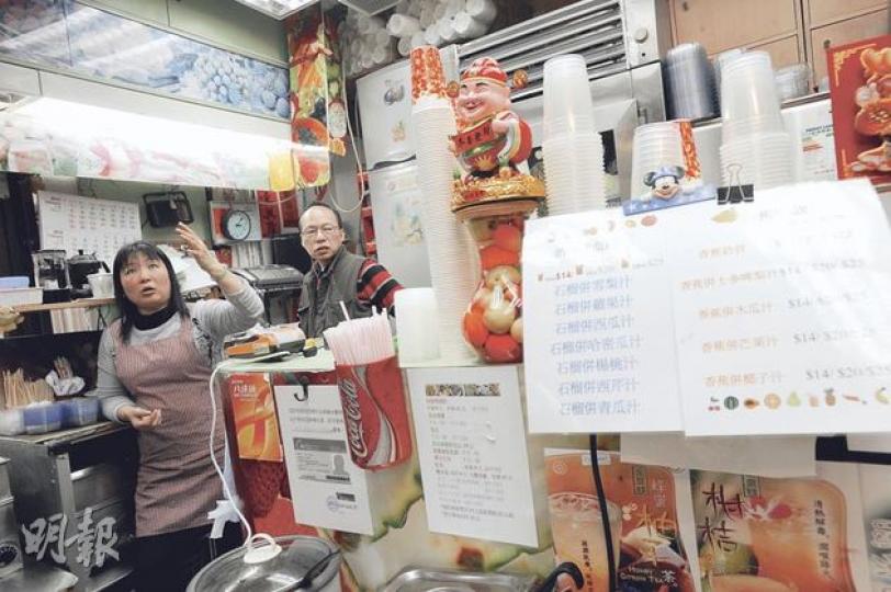 榮泰鮮果於統一中心營業21年,舖位面積不足400方呎,經歷香港97年前經濟最起飛階段,亦面對過03年SARS也加租的艱難時期,但最終敵不過連卡佛效應,長實因需將該商場大變身,鮮果店被迫遷出另覓新舖。(何家達攝) 榮泰鮮果於統一中心營業21年,舖位面積不足400方呎,經歷香港97年前經濟最起飛階段,亦面對過03年SARS也加租的艱難時期,但最終敵不過連卡佛效應,長實因需將該商場大變身,鮮果店被迫遷出另覓新舖。(何家達攝)