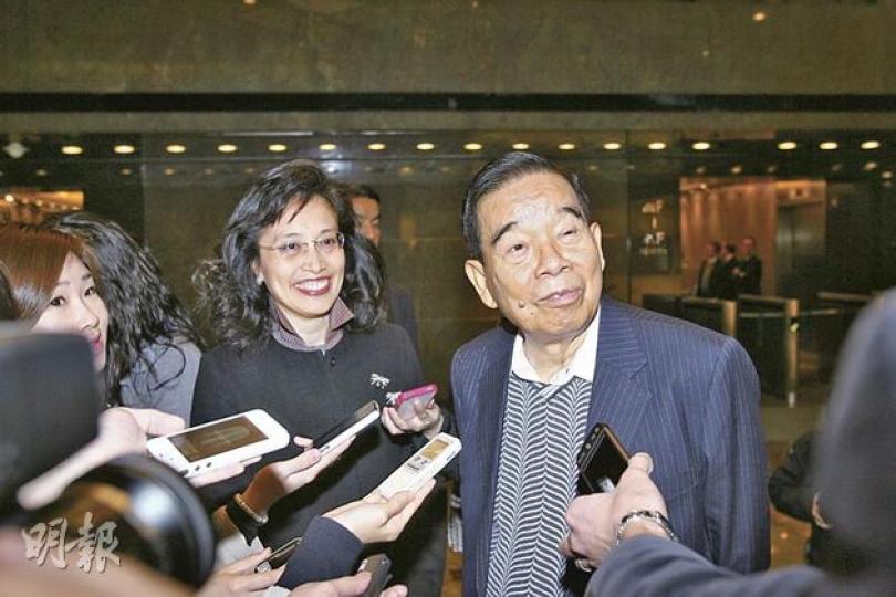 記者追問鄭裕彤（右）給長子鄭家純多少評分，鄭裕彤笑言﹕「唔方便批評，留畀你哋打分。」（鄧宗弘攝） 鄭家純終於「坐正」，昨日在業績會上表現「風騷」。（鄧宗弘攝）