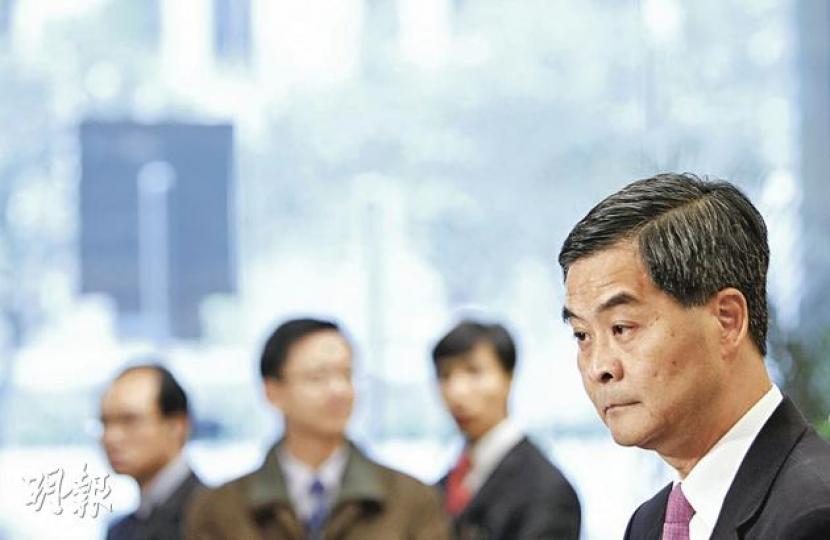 梁振英（右）成為首名被立法會以特權法調查的特首候選人，他昨晚在聲明中表示，相信此舉有助釐清事實，進一步消除公眾疑慮，他會全力配合。（林振東攝）  雖然政府表明反對，但泛民、建制派聯手，通過運用權力及特權法調查西九事件。（何家達攝）