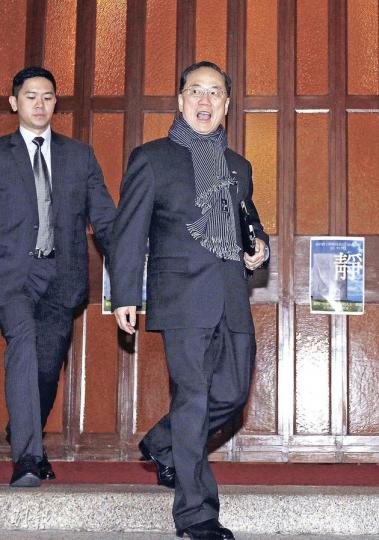 特首曾蔭權昨晨如常到教堂參與彌撒，離開時見到過去一周差不多天天現身追訪的記者，露出愕然表情。他今日會出席立法會答問會。（李紹昌攝）