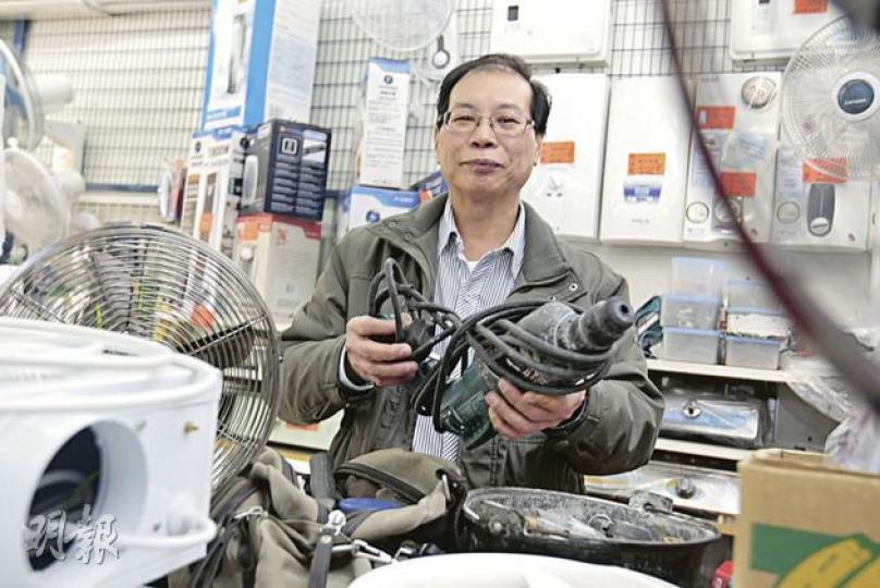 鴨脷洲利東邨達誠電業店主郭喜福，不時義務為街坊上門維修電器。（郭慶輝攝） 華富邨華富米行店主吳漢彬，多年來以成本價向社福機構供應白米、豉油等日用品，轉售有需要家庭。（郭慶輝攝）