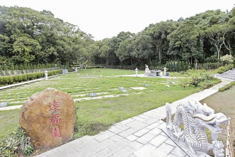 大埔馬屎洲違規骨灰龕場「遠福園」清拆期限屆滿後，仍可見到多尊石雕和佛像，約30個龕位亦已鋪上石碑，並刻有姓名、生平及附有照片，明顯已經安放了先人骨灰。（李澤彤攝）