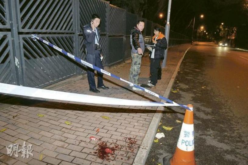 九龍塘達之路昨日凌晨發生的劫案，男事主因與賊人糾纏，眉間、嘴唇、頸及右手被