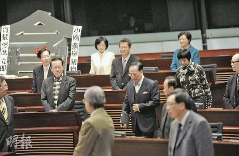 特首曾蔭權(通道中間)昨日到立法會接受議員質詢,多名議員站立迎接,有議員準備了一個「打了煲呔」的巨型「貪」字牌(圖左上方),諷刺曾氏接受富豪款待,曾蔭權一直低頭步入立會。(余俊亮攝) 特首曾蔭權(通道中間)昨日到立法會接受議員質詢,多名議員站立迎接,有議員準備了一個「打了煲呔」的巨型「貪」字牌(圖左上方),諷刺曾氏接受富豪款待,曾蔭權一直低頭步入立會。(余俊亮攝)