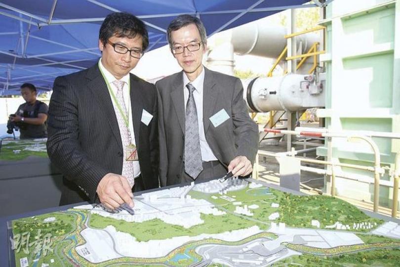 渠務署助理署長陳建光(右)指,第四期的整治深圳河河道工程料可於2017年落成,配合2018年蓮塘香園圍口岸啟用。左為渠務署排水工程部總工程師陸偉雄。(鄧宗弘攝) (明報製圖) 渠務署助理署長陳建光(右)指,第四期的整治深圳河河道工程料可於2017年落成,配合2018年蓮塘香園圍口岸啟用。左為渠務署排水工程部總工程師陸偉雄。(鄧宗弘攝) (明報製圖)