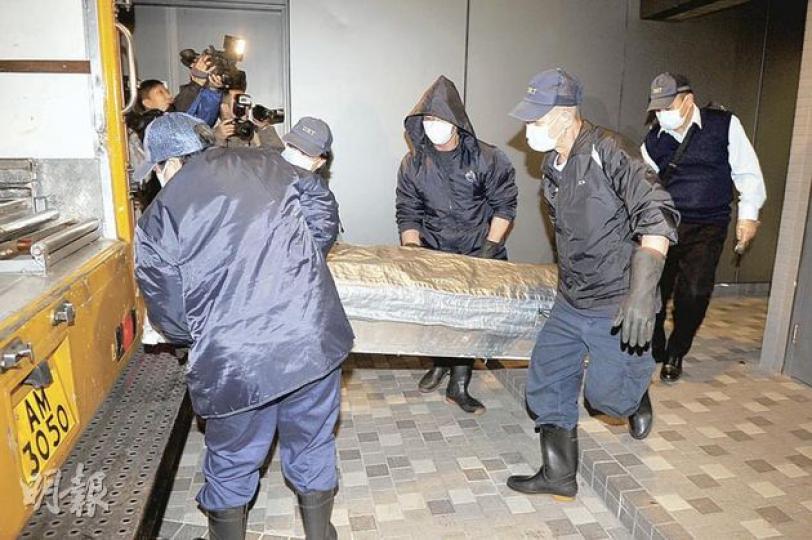 曾遭院友襲擊背部的死者,昨晚屍體由仵工舁走等候進一步驗屍確定死因。(衛永康攝) 曾遭院友襲擊背部的死者,昨晚屍體由仵工舁走等候進一步驗屍確定死因。(衛永康攝)