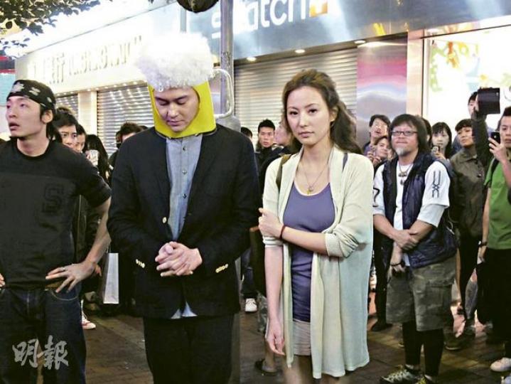 張智霖戴着古怪頭套與劉心悠在旺角拍戲。（攝影/記者：楊安莉）