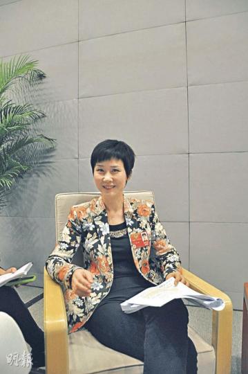 李小琳昨日穿上花外套。她表示父親李鵬身體很好。（李嘉欣攝）