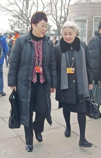 自由黨主席劉健儀（左）昨在北京表示，曾聽過傳聞指私生子是唐英年年輕時在英國發生。右為全國人大常委會香港基本法委員會副主任梁愛詩。（林凱旻攝）