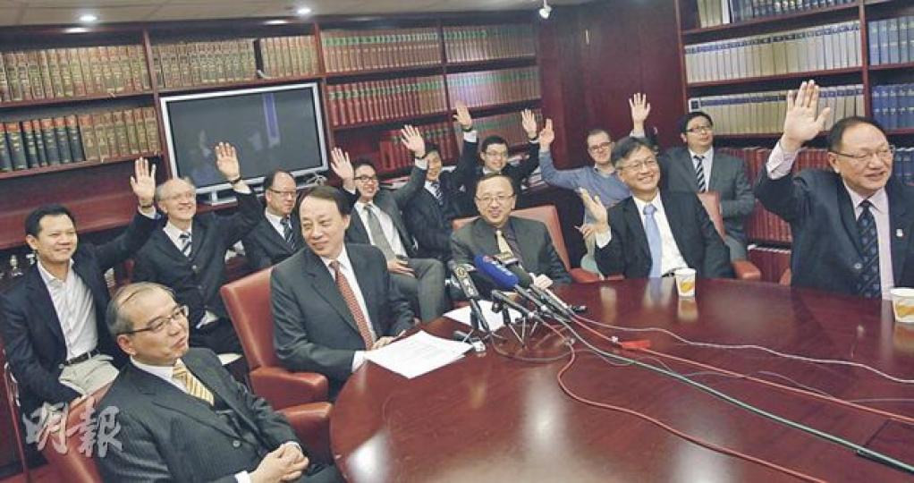 法律界選委3月9日晚將舉行主題為「法治和核心價值」的特首候選人論壇，選委張達明（前排左三）表示，暫只有唐英年和何俊仁答應出席。在記者會上，共有11名選委（舉手者）表示，會在第一輪投票中支持泛民特首何俊仁。選委麥業成（前排左一）、陳景生（前排左二）和張達明則未有決定。（林振東攝）