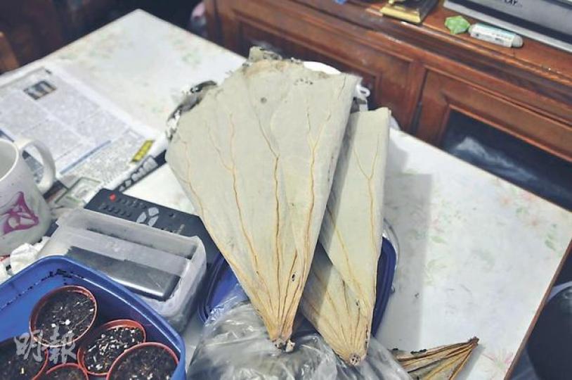吳女生前乖巧省儉，將學校義工活動中用剩的乾荷葉拿回家中，以便自製荷葉飯給父母享用。（黃熙麗攝） 吳女生前十分好學，讀書成績雖然一般，但其中語文成績較好，家中用作「間房」的衣櫃亦貼有溫習英語文法的告示貼字條 （揮春下方）。（黃熙麗攝） 死者母親表示，吳女生性孝順節儉，在上學附近見到便宜食物便會「趁平買」，如圖中大堆的糧油麵食即是。（黃熙麗攝） 